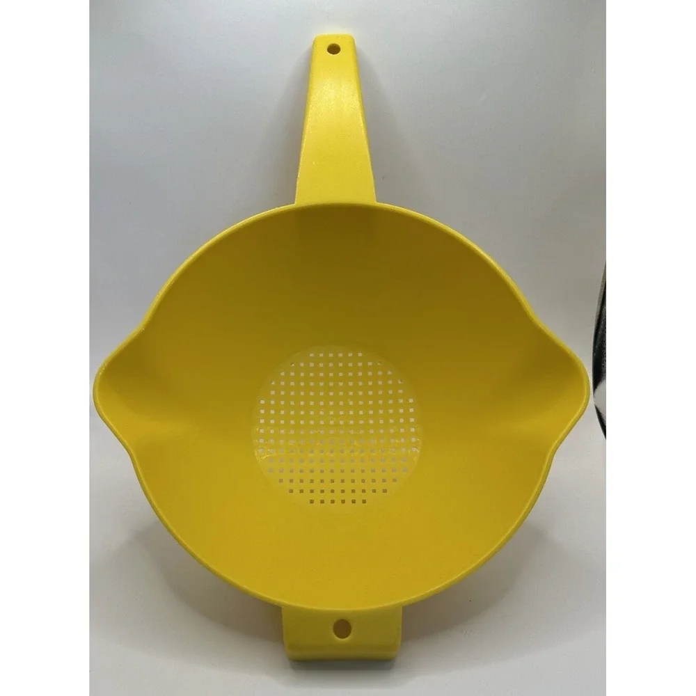 Tupperware Strainer Colander Large 2 Quart Size Yellow EUC Kitchen Utensil